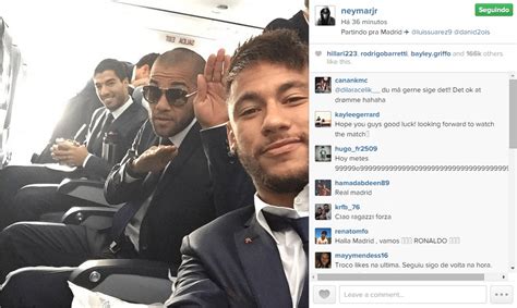 Neymar faz embaixadinha de sunga. E é chamado de gostoso .